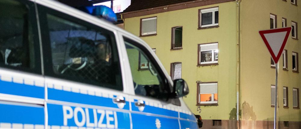 Ein Streifenwagen der Polizei steht vor einem Mehrfamilienhaus in Recklinghausen.