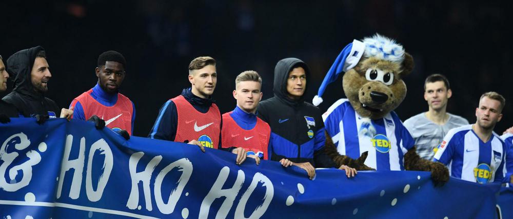 Frohe Weihnachten? Nicht alle Spieler von Hertha BSC dürften derzeit hundertprozentig zufrieden sein. Auf diesem Foto sind sie mit roten Leibchen markiert.