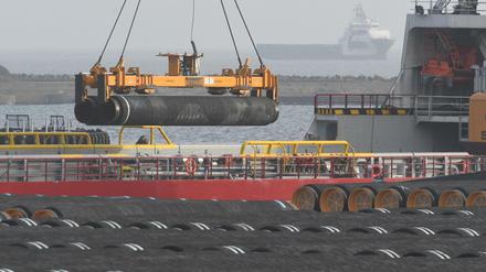 Rohre für die Ostsee-Gaspipeline Nord Stream 2 werden auf ein Schiff verladen.