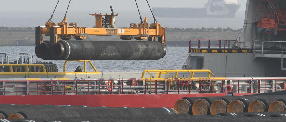 Rohre für die Ostsee-Gaspipeline Nord Stream 2 werden auf ein Schiff verladen.