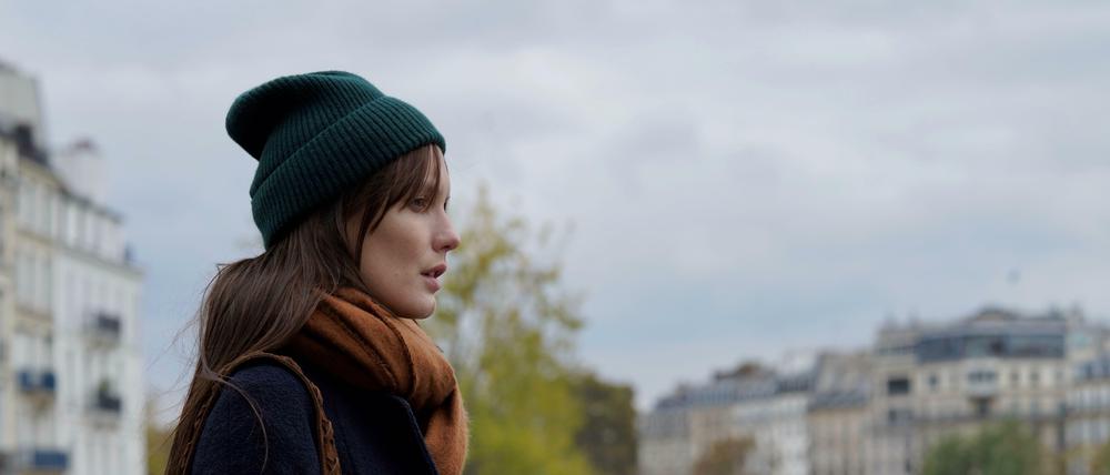 Mélanie (Ana Girardot) gehört zu den vielen einsamen Seelen, die durch die Straßen von Paris treiben.