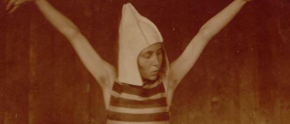 Körperliche und ästhetische Bildung. Polka, Tanzkostüm, um 1920.