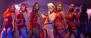 Peaches (Mitte) während der Performance ihres Songs "I feel Cream".