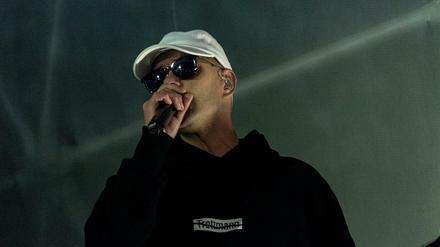 Der Rapper Trettmann, hier anlässlich des 30-jährigen Jubiläums am Brandenburger-Tor in Berlin.