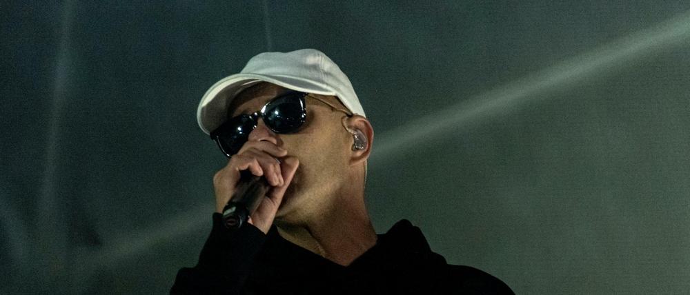 Der Rapper Trettmann, hier anlässlich des 30-jährigen Jubiläums am Brandenburger-Tor in Berlin.