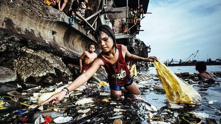 Das erstplatzierte Foto des Fotografen Hartmut Schwarbach zeigt Kinder in Manila, die Plastikflaschen aus einer verdreckten Bucht sammeln.