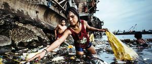 Das erstplatzierte Foto des Fotografen Hartmut Schwarbach zeigt Kinder in Manila, die Plastikflaschen aus einer verdreckten Bucht sammeln.