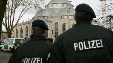 Polizisten patrouillieren am Sonntag vor einer Moschee in Duisburg (Symbolbild).