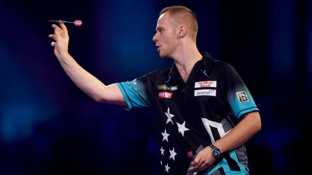 Es läuft. Max Hopp (im Bild) und Nico Kurz stehen in der dritten Runde bei der Darts-WM.