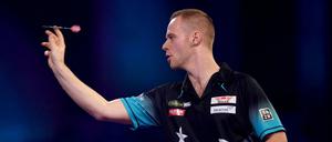 Es läuft. Max Hopp (im Bild) und Nico Kurz stehen in der dritten Runde bei der Darts-WM.