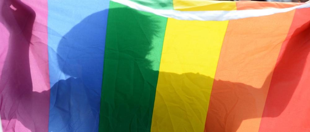 Die Regenbogenfahne steht für die Emanzipationsbewegung und den Stolz queerer Menschen.