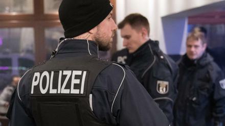 Polizisten stehen in einem Café in Neukölln (Symbolbild).