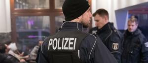 Polizisten stehen in einem Café in Neukölln (Symbolbild).