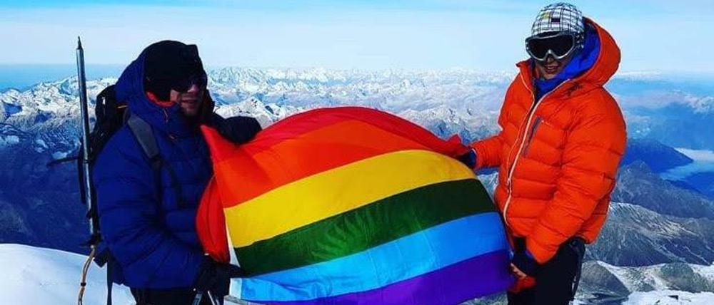 Die Regenbogenfahne auf dem Gipfel des "Elbrus".