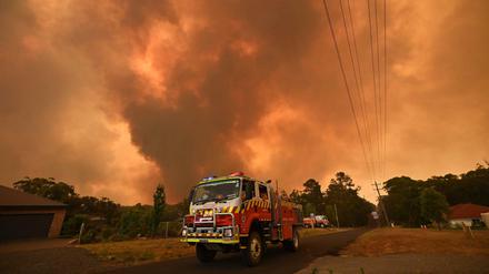 Tausende Feuerwehrleute sind bei den Buschfeuern in Australien im Einsatz – umgeben von dickem Rauch und Temperaturen von 50 Grad.