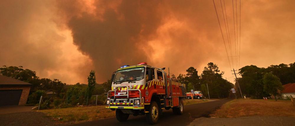 Tausende Feuerwehrleute sind bei den Buschfeuern in Australien im Einsatz – umgeben von dickem Rauch und Temperaturen von 50 Grad.