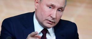 Der russische Präsident Wladimir Putin gestikuliert während seiner jährlichen Pressekonferenz.