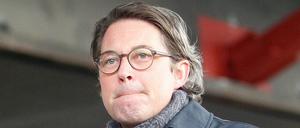 16.12.2019, Nordrhein-Westfalen, Duisburg: Vor Beginn des Spatenstichs für den Neubau der neuen A40-Brücke über den Rhein schaut Bundesverkehrsminister Andreas Scheuer (CSU) zu den geladenen Gästen. Die neue Brücke soll 2026 in Betrieb gehen. Foto: Roland Weihrauch/dpa +++ dpa-Bildfunk +++