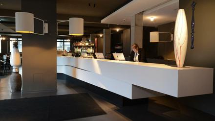 Die Lobby des KPM Hotel &amp; Residences in Berlin-Tiergarten. Man sollte sich nicht zu lässig an eine Wand oder den Tresen lehnen - überall stehen Skulpturen aus Porzellan.