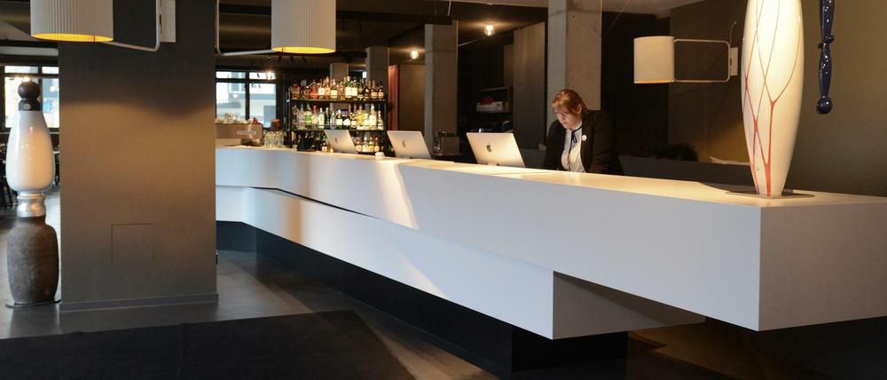 Die Lobby des KPM Hotel &amp; Residences in Berlin-Tiergarten. Man sollte sich nicht zu lässig an eine Wand oder den Tresen lehnen - überall stehen Skulpturen aus Porzellan.