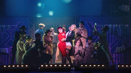 Zärtliche Zicken. Anita Berber (Sophia Euskirchen) und Marlene Dietrich (Nina Janke) belagert von der Journaille. 