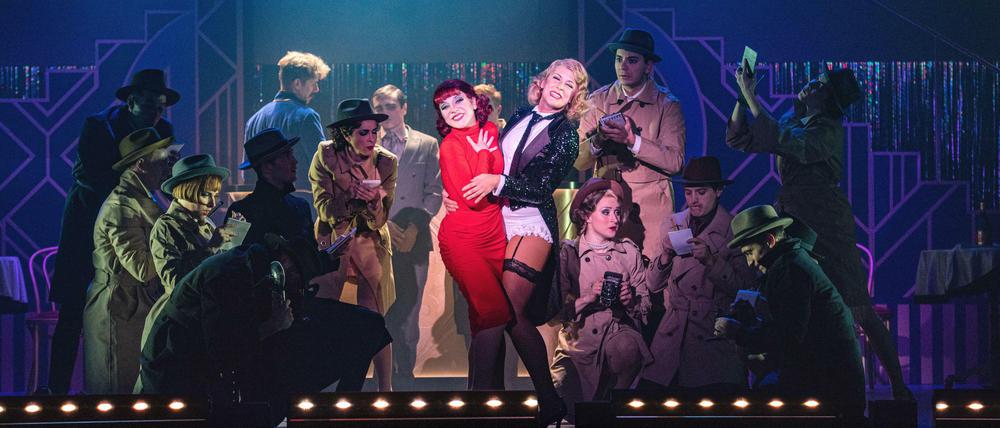 Zärtliche Zicken. Anita Berber (Sophia Euskirchen) und Marlene Dietrich (Nina Janke) belagert von der Journaille.