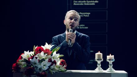 Jan Böhmermann singt zum Abschluss seiner "Neo Magazin Royal"-Sendungen. Er wechselt ins ZDF-Hauptprogramm.
