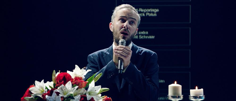 Jan Böhmermann singt zum Abschluss seiner "Neo Magazin Royal"-Sendungen. Er wechselt ins ZDF-Hauptprogramm.
