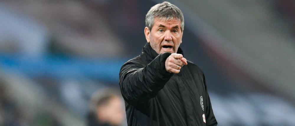 Er bleibt. Friedhelm Funkel hat seinen Vertrag bei Fortuna Düsseldorf verlängert.