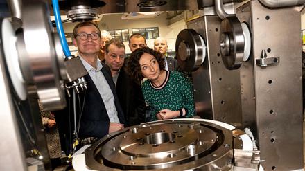 Berlins Regierender Bürgermeister Michael Müller (SPD) und seine Stellvertreterin, Wirtschaftssenatorin Ramona Pop (Bündnis 90/Die Grünen), bei Besuch der Tablettenpresse der Korsch AG in Berlin-Reinickendorf Mitte Dezember 2019.