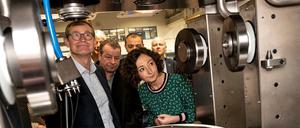 Berlins Regierender Bürgermeister Michael Müller (SPD) und seine Stellvertreterin, Wirtschaftssenatorin Ramona Pop (Bündnis 90/Die Grünen), bei Besuch der Tablettenpresse der Korsch AG in Berlin-Reinickendorf Mitte Dezember 2019.