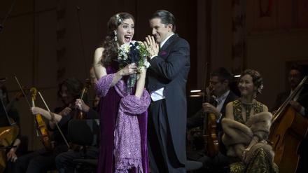 Szene mit Talya Lieberman (Musotte) und Daniel Foki (Baron Bogumil Barczewsky), im Hintergrund Hera Hyesang Park (Dschainah) 
