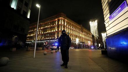 Ein Sicherheitsmitarbeiter steht nach der Schießerei vor der Geheimdienstzentrale in Moskau.
