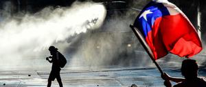 Protest gegen die Regierung: Ein Demonstrant mit der Flagge Chiles in Santiago