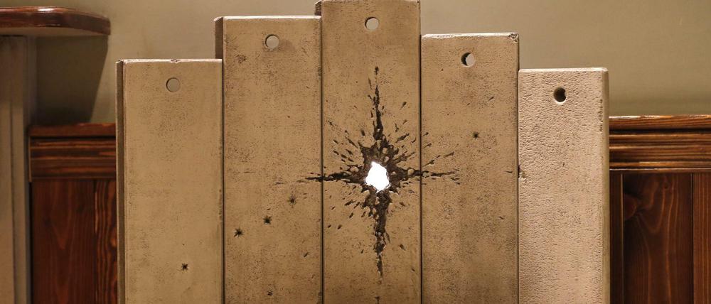Banksys Kunstwerk "Scar of Bethlehem", ausgestellt im Walled-Off Hotel in Bethlehem.
