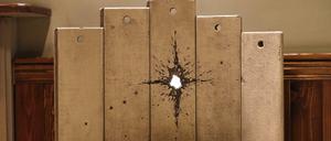 Banksys Kunstwerk "Scar of Bethlehem", ausgestellt im Walled-Off Hotel in Bethlehem.