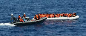 Über das Mittelmeer. Auf diesem Wege kommen viele Flüchtlinge nach Europa.