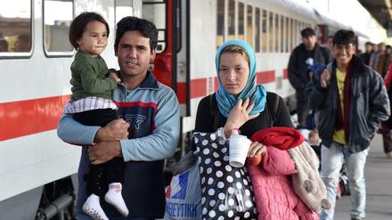 Eine Flüchtlingsfamilie aus Syrien kommt im Jahr 2015 im brandenburgischen Schönefeld am Bahnhof an.