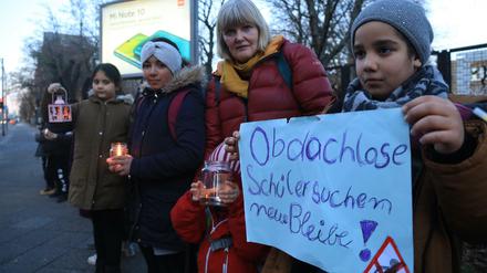 Schüler, Lehrer und Eltern protestieren mit einer Lichterkette.