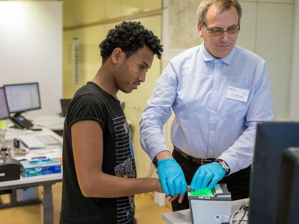 Von einem Asylbewerber werden im thüringischen Suhl die Fingerabdrücke registriert. (Archivbild).