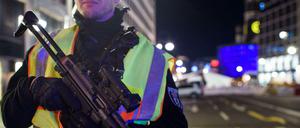 Abgeriegelt: Ein bewaffneter Polizist steht am Samstagabend an einer Zufahrt zum Weihnachtsmarkt auf dem Breitscheidplatz.