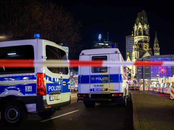 Polizeiwagen versperren den Zugang zum Weihnachtsmarkt auf dem Breitscheidplatz.