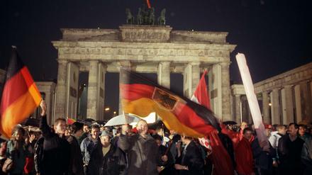 28 Jahre nach dem Bau der Berliner Mauer ist das Brandenburger Tor am 22. Dezember 1989 wieder zugänglich.