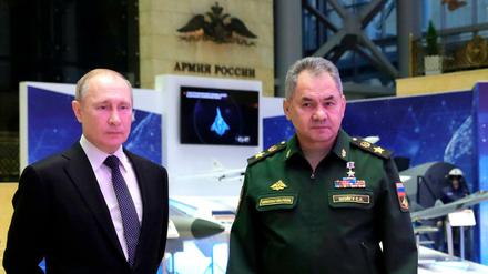 Wladimir Putin und Verteidigungsminister Schoigu: Ihnen wirft die Nawalny-Stiftung vor, für den Fall verantwortlich zu sein.