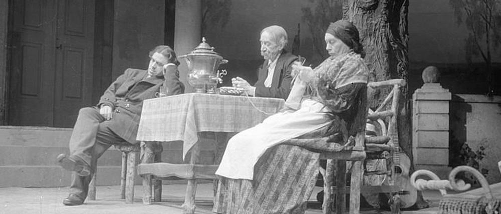 Herausforderung Nichtstun. Familie in Tschechows "Onkel Wanja" in einer historischen Aufführung mit Paul Bildt.