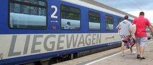 Einsteigen und Hinlegen: ein Nachtzug der Österreichischen Bundesbahnen im Bahnhof Altona.