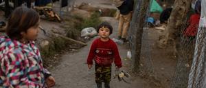 Kinder vor dem überfüllten Flüchtlingscamp Moria auf der griechischen Insel Lesbos