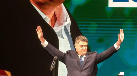 Zoran Milanovic, Präsidentschaftskandidat der Sozialdemokratischen Partei (SDP) von Kroatien, begrüßt seine Anhänger.