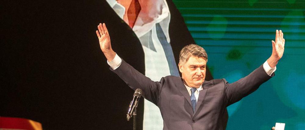 Zoran Milanovic, Präsidentschaftskandidat der Sozialdemokratischen Partei (SDP) von Kroatien, begrüßt seine Anhänger.