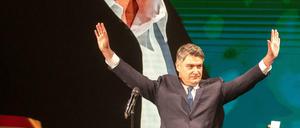 Zoran Milanovic, Präsidentschaftskandidat der Sozialdemokratischen Partei (SDP) von Kroatien, begrüßt seine Anhänger.